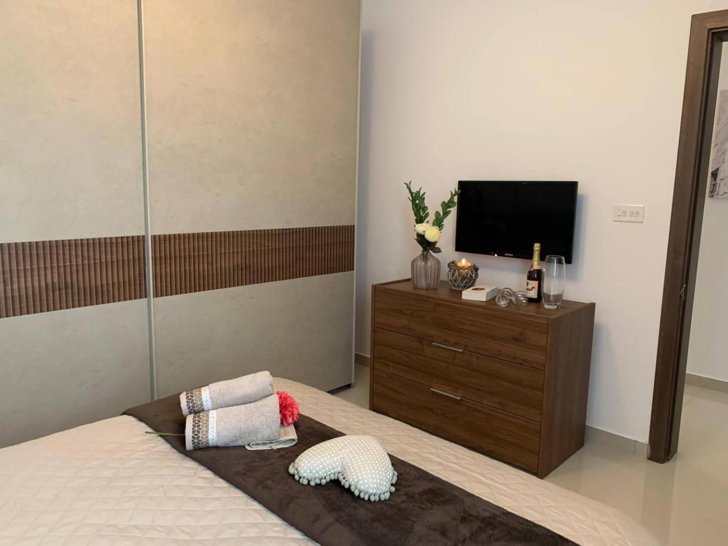 شقة المليحة  في Ta'Lonza Luxury Near Goldenbay With Hot Tub App1 المظهر الخارجي الصورة