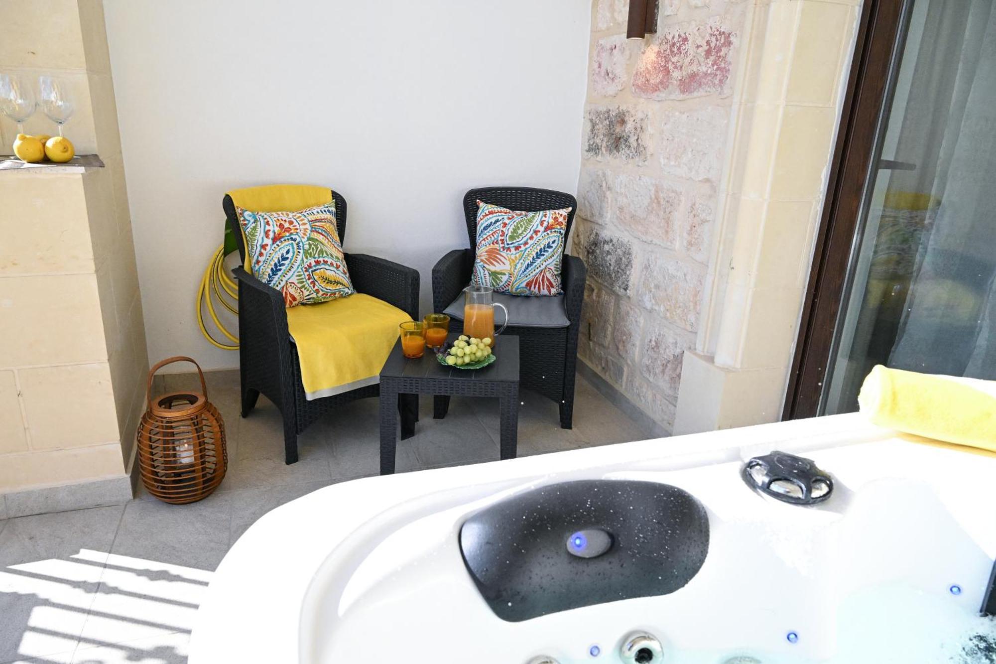 شقة المليحة  في Ta'Lonza Luxury Near Goldenbay With Hot Tub App1 المظهر الخارجي الصورة